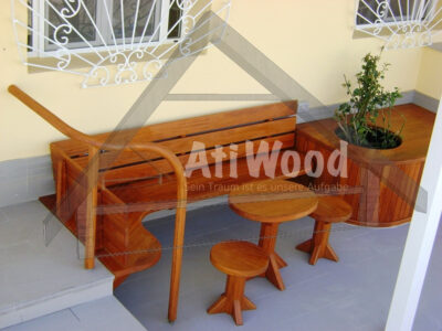 Banco esquinero de madera con mesa para terraza o jardín