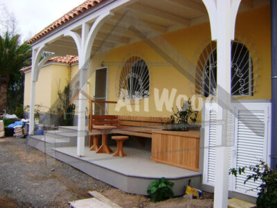 Porche de madera con pilares y cubierta exterior