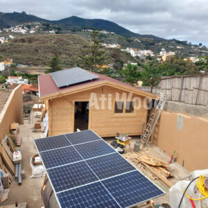Casa de madera Emilio con paneles solares en la cubierta