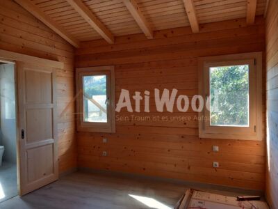 Interior de Casa Maxatine con paredes de madera natural