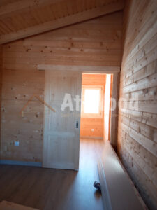 Pasillo de Casa Maxatine con acabados de madera