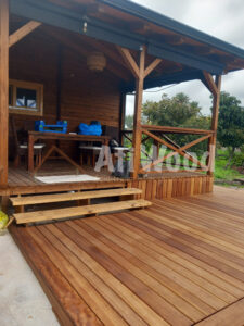 Terraza cubierta de Casa Maxatine en madera natural