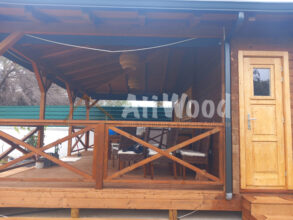 Terraza cubierta de madera con barandilla exterior