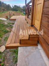 Entrada exterior con terraza y escalones de madera natural