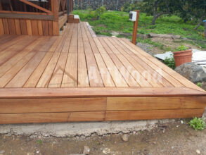 Porche de madera de morera con terraza cubierta