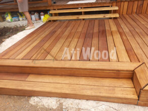 Entrada exterior con terraza y escalones de madera