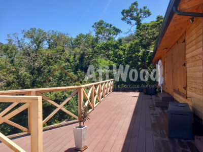 Terraza de Casa Antonio con barandilla de madera