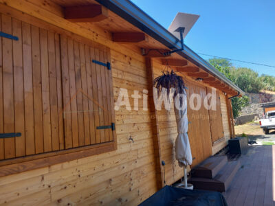 Casa Antonio durante trabajos exteriores en madera