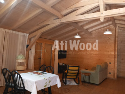 Comedor de Casa Antonio con acabados de madera natural