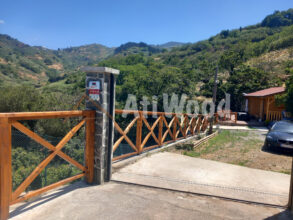 Entrada exterior con barandilla y puerta de madera