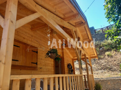 Detalle de terraza y estructura de madera en Casa Antonio
