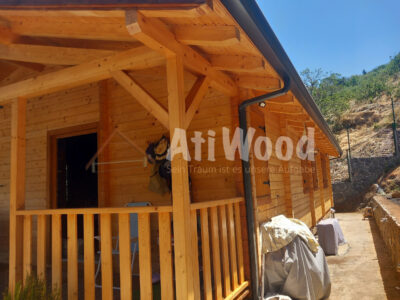 Terraza cubierta de Casa Antonio en madera natural