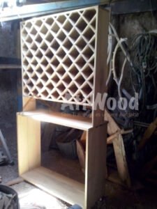 Mueble de madera exterior con celosía decorativa