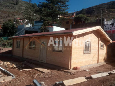 Casa de madera Efren durante la construcción vista de frente