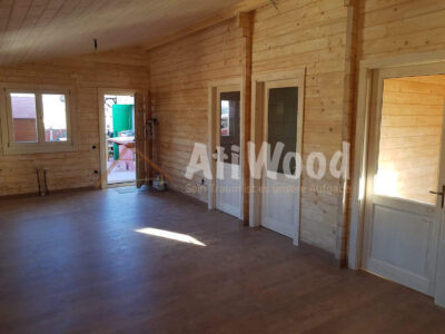 Interior de Casa Ivan en madera natural visto desde otro ángulo
