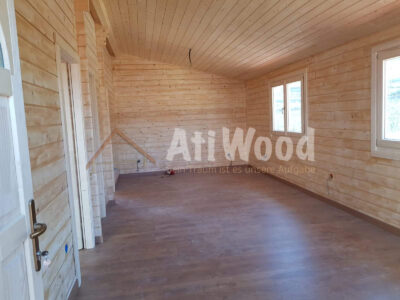 Salón de Casa Ivan con acabados de madera natural