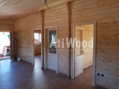 Interior de Casa Ivan con paredes de madera natural