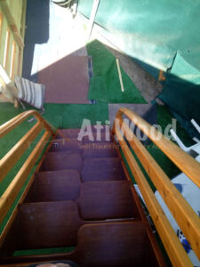 Escalera exterior revestida con peldaños de madera