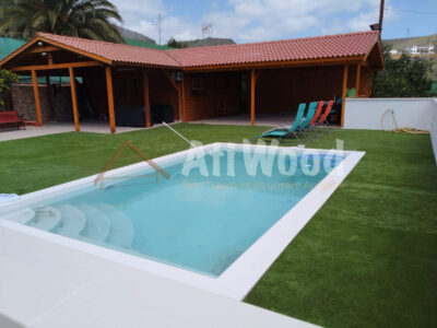 Porche de madera exterior junto a piscina