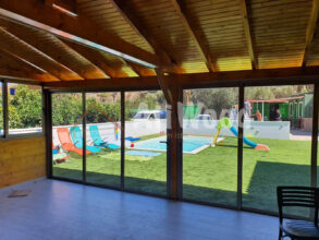 Terraza de madera alrededor de piscina exterior