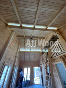 Interior de Casa Omayra con galería de madera