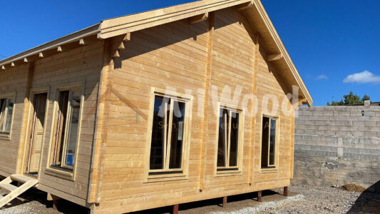 Casa de madera Omayra durante la construcción