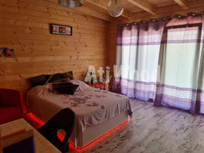 Habitación de casa de madera Tenerife con puerta de terraza