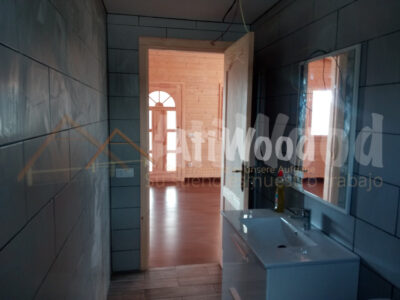 Baño de Casa Escanio con ducha y acabados funcionales
