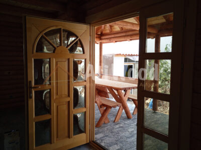 Puerta de madera de Casa Vargas Lorenzo vista desde el exterior