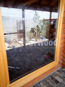 Ventana de Casa Vargas Lorenzo con pared de madera natural