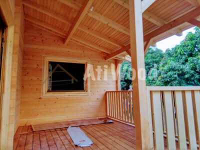 Terraza cubierta de Casa Jose en madera natural
