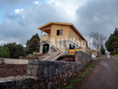 Casa de madera Madroñal vista desde el exterior en su entorno