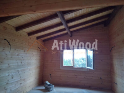 Interior de Casa Madroñal con techo inclinado de madera