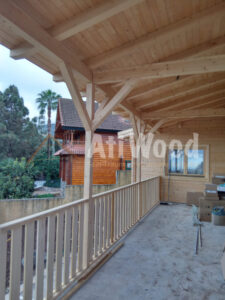 Terraza exterior de Casa Madroñal con barandilla de madera