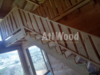Escalera interior rústica de madera de pino