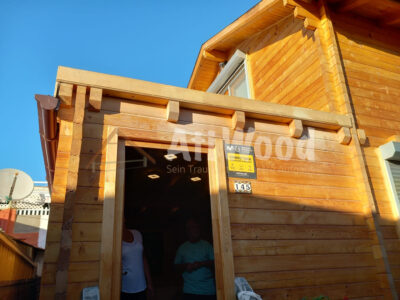 Entrada de Casa Lorenzo con fachada de madera natural