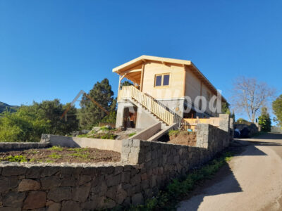 Casa de madera Madroñal vista desde el exterior