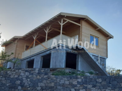 Casa de madera Madroñal con terraza cubierta