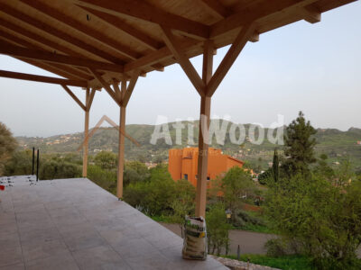 Terraza cubierta de Casa Madroñal en madera natural