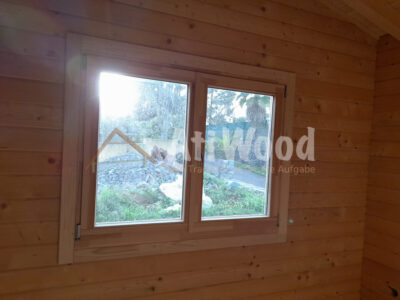 Ventana de Casa Madroñal con paredes de madera natural